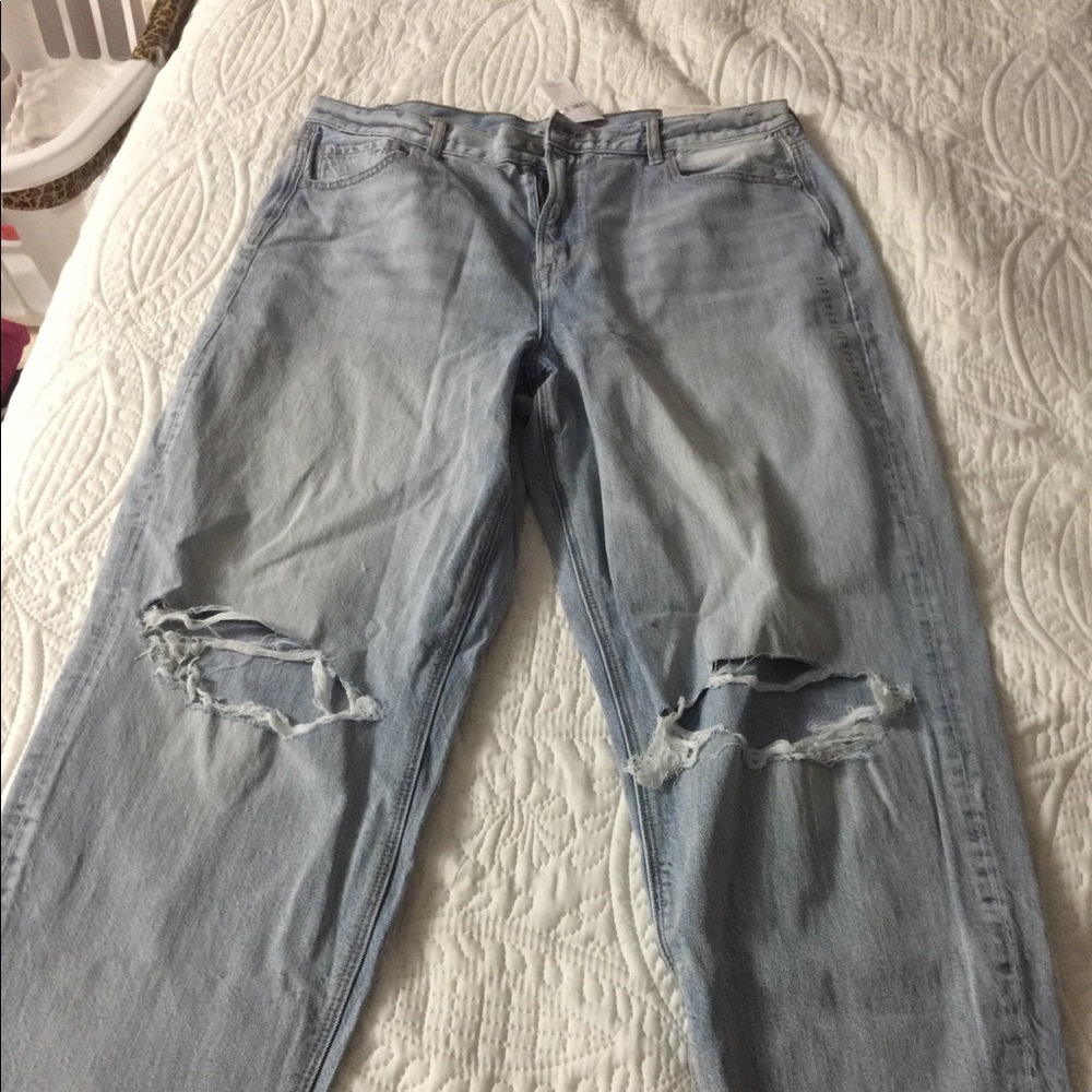 NWT American Eagle Relaxed Distressed Mom Jeans